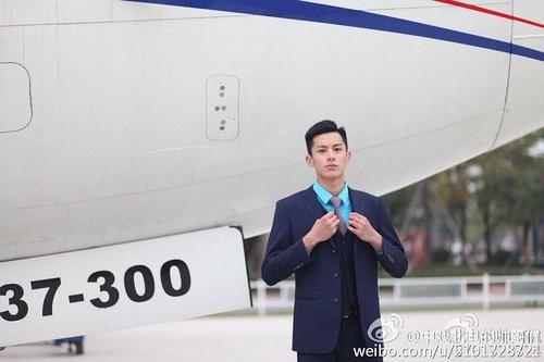 证件照可以戴眼镜吗，四级证件照可以戴眼镜吗（眼睛又大又亮笑得好灿烂）