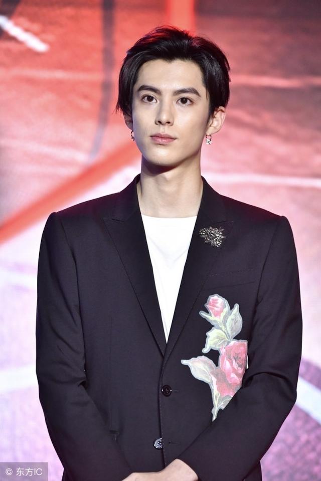 证件照可以戴眼镜吗，四级证件照可以戴眼镜吗（眼睛又大又亮笑得好灿烂）