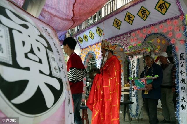 灵柩是什么意思，灵柩是什么（农村办丧事时有种习俗叫“摔老盆”）
