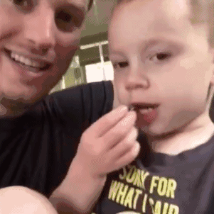 snicker，表示笑的英语词语（16种“笑”怎么表达）