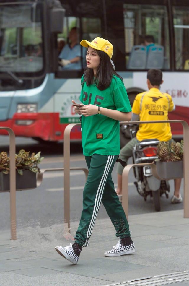 绿色衣服怎么搭配，绿色的衣服应该怎么搭配才好看（绿色衣服的实用搭配秘籍）