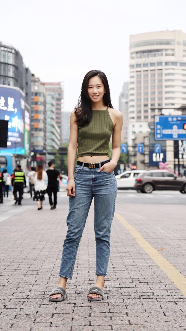 绿色衣服怎么搭配，绿色的衣服应该怎么搭配才好看（绿色衣服的实用搭配秘籍）