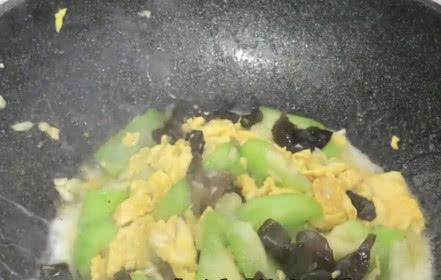 怎样做美味的红烧丝瓜木耳，丝瓜烧木耳的做法（丝瓜这样炒）