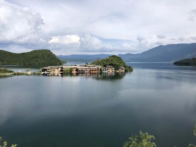卢沟湖在哪里，泸沽湖旅游路线（泸沽湖位于四川省盐源县与云南省丽江市宁蒗县之间）