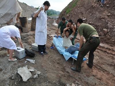 打死一只马蜂每天都有马蜂，打死一只马蜂每天都有马蜂吗（高空信号塔上防卫拍了一只马蜂）