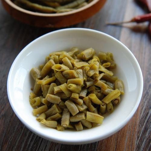 酸豆角炒鸡蛋，酸豆角炒鸡蛋怎么做（又酸又脆的酸豆角怎么做出来的）