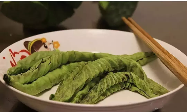 薄荷炒鸡蛋怎么做，薄荷炒鸡蛋做法（放油锅炒鸡蛋）