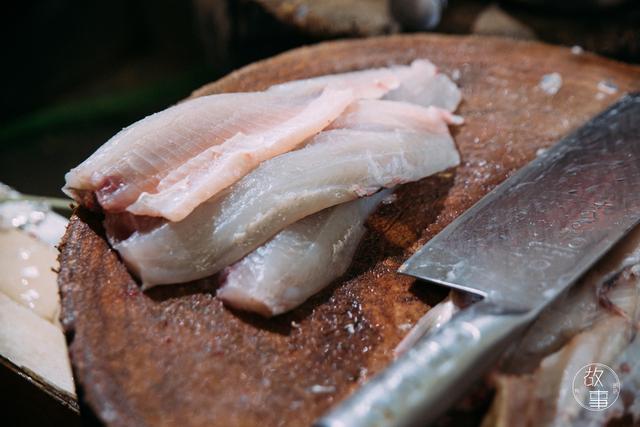 煎炸鲮鱼的做法，炸鳊鱼的做法大全（这个顺德厨师宁愿不做也不换别的食材）