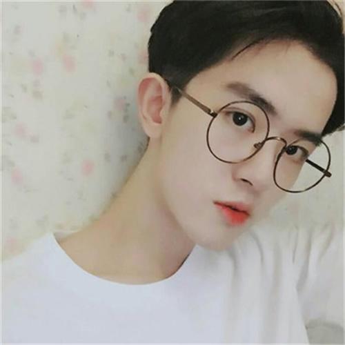 眼镜帅哥头像微信，眼镜帅哥头像（戴眼镜的小哥哥头像）