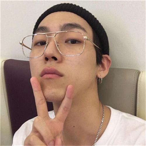 眼镜帅哥头像微信，眼镜帅哥头像（戴眼镜的小哥哥头像）