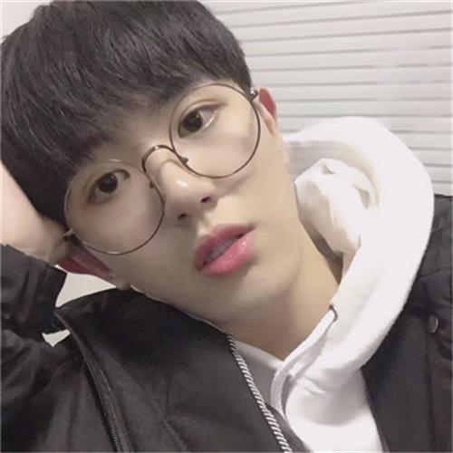 眼镜帅哥头像微信，眼镜帅哥头像（戴眼镜的小哥哥头像）