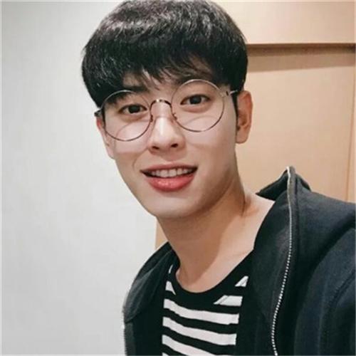 眼镜帅哥头像微信，眼镜帅哥头像（戴眼镜的小哥哥头像）