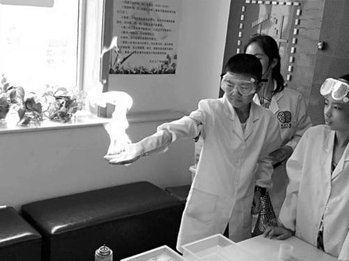 干冰可以用手摸吗，干冰为什么不能用手摸（科学实验让孩子们着迷）
