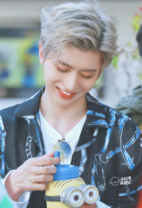 蔡徐坤美图,蔡徐坤美图高清 偶像(最喜欢他咧嘴大笑的样子)