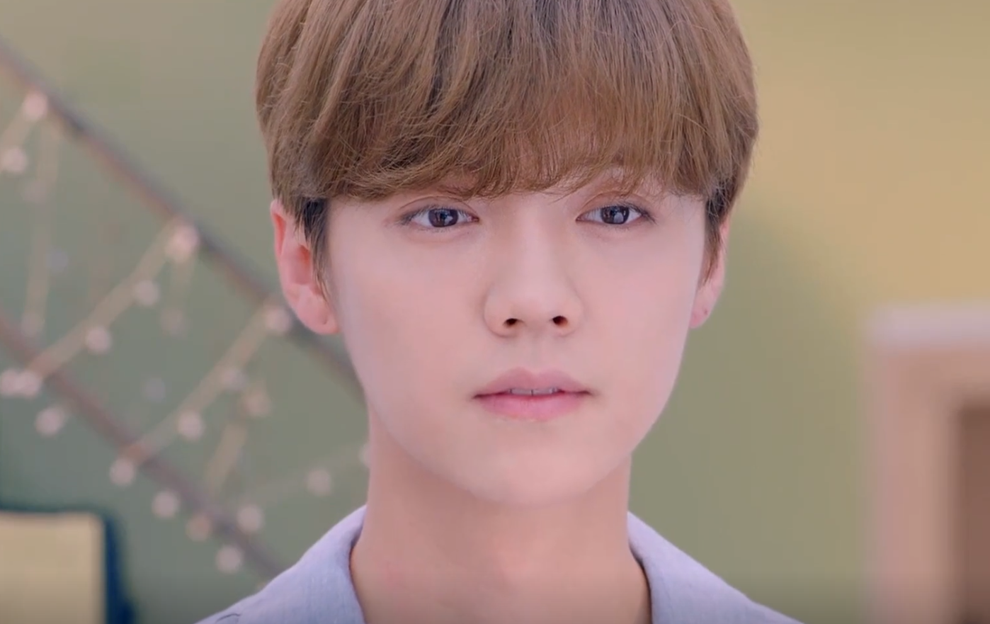 鹿晗新剧《甜蜜暴击》来袭,剧中入学被校园女生团团包围