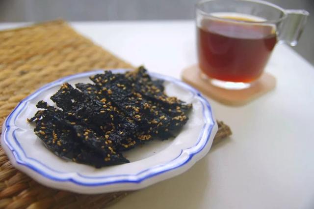 紫菜怎么做成海苔，海苔是怎么做的（就成了孩子最爱吃的零食海苔）