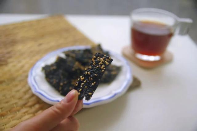 紫菜怎么做成海苔，海苔是怎么做的（就成了孩子最爱吃的零食海苔）