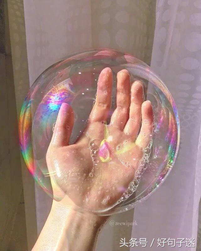 剪了短发经典句子，刚换新发型的幽默句子图片（看透爱情的说说短句子）