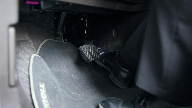 自动驻车怎么使用，自动驻车怎么正确使用（HOLD的正确使用方法）