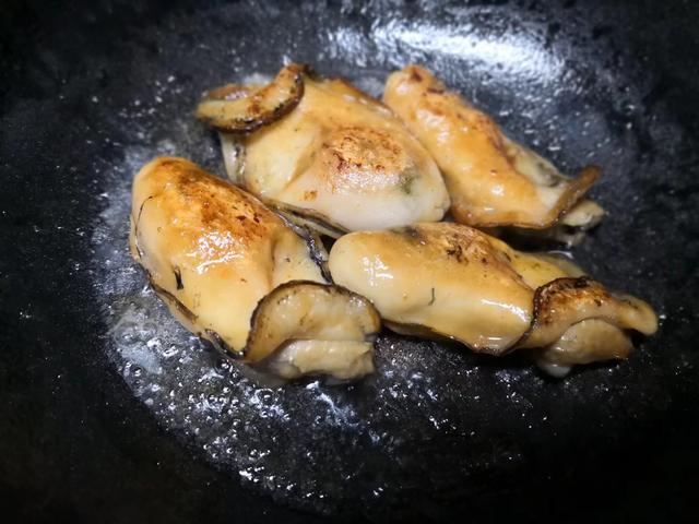 蚝干的功效与作用，生蚝干的功效与作用（生煎后的蚝干又酥又鲜香）