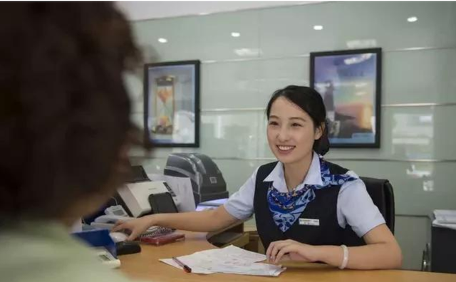 招商银行信用卡金卡，招商银行金卡额度一般多少（为什么柜台小姐姐总会劝我办金卡）