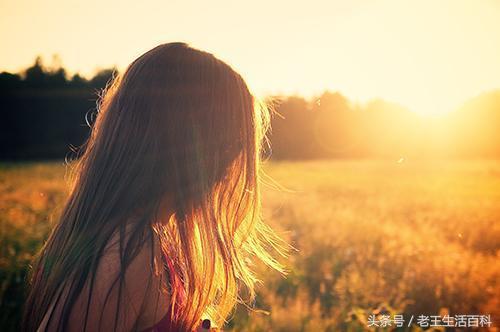 口香糖粘在头发上怎么办，口香糖粘头发上怎么弄掉（口香糖粘头发上怎么快速去除）