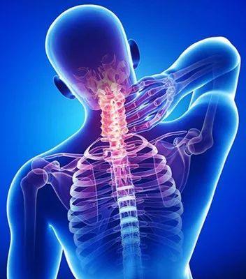 贴墙站立的危害，练习贴墙站立有什么好处（两个月后身体竟会变成这样……）