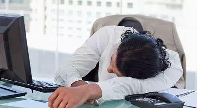 贴墙站立的危害，练习贴墙站立有什么好处（两个月后身体竟会变成这样……）