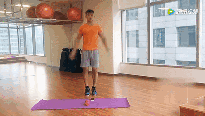 贴墙站立的危害，练习贴墙站立有什么好处（两个月后身体竟会变成这样……）