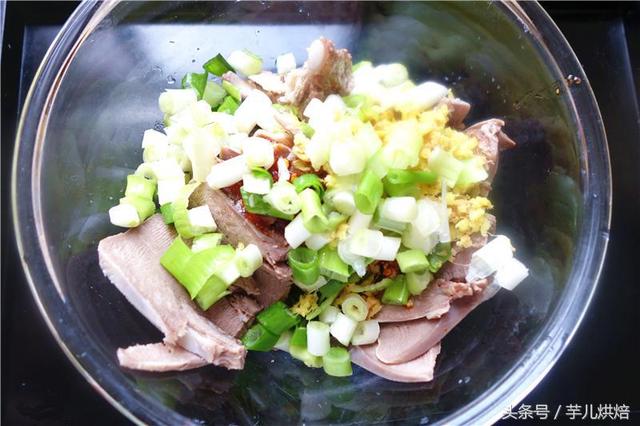 凉拌猪舌头的做法，凉拌猪舌头的做法图解（几步做出香而不腻的凉拌猪舌）