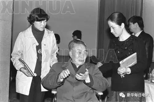 诗人于坚谈艾青：他对这土地爱得深沉，他的诗写在故乡村墙
