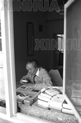 诗人于坚谈艾青：他对这土地爱得深沉，他的诗写在故乡村墙