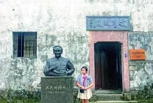 诗人于坚谈艾青：他对这土地爱得深沉，他的诗写在故乡村墙