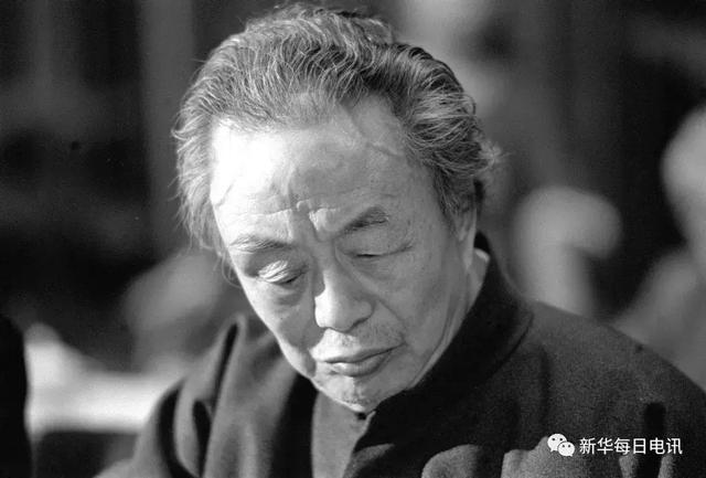 诗人于坚谈艾青：他对这土地爱得深沉，他的诗写在故乡村墙