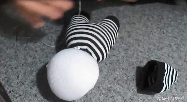 自己动手用废旧袜子做手工娃娃吧！，如何用袜子做手工娃娃（教你用袜子做一个可爱的布娃娃）