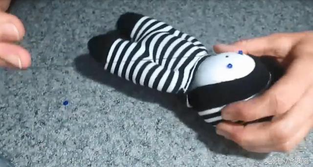 自己动手用废旧袜子做手工娃娃吧！，如何用袜子做手工娃娃（教你用袜子做一个可爱的布娃娃）