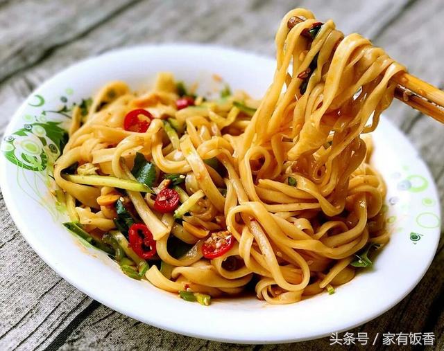 凉面条的做法家常做法,凉面条的做法视频(来一碗水煮凉面条)