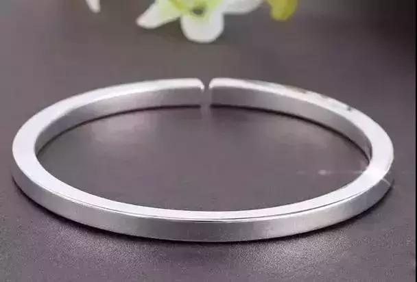 藏银和纯银的区别，925银、素银、泰银、藏银、假银的区别（纯银、藏银、苗银、泰银……不一定真的都是银）