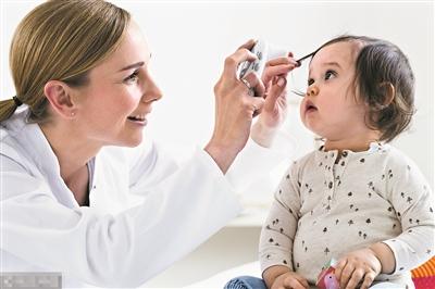 宝宝斗鸡眼怎么办，6个月宝宝斗鸡眼怎么办（宝宝“斗鸡眼”需要处理吗）