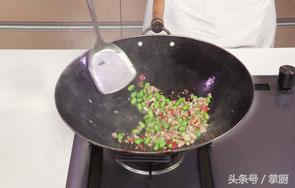 青豆怎么炒，青豆怎么炒好吃（大厨手把手教你肉末炒青豆）