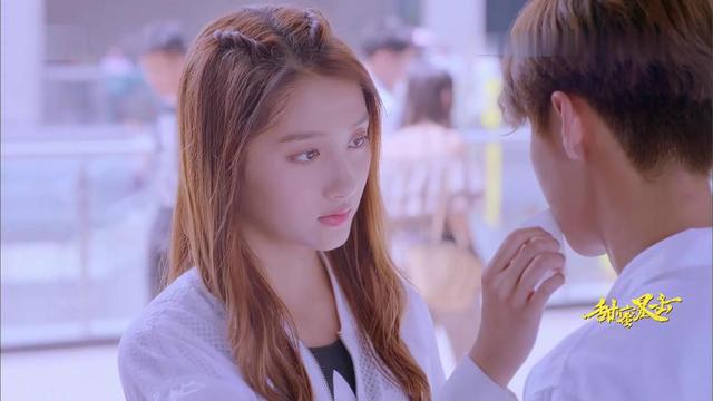 甜蜜暴击里方宙是谁演的，甜蜜暴击方宙哪一集出场（鹿晗关晓彤赵越李萌萌演绎的《甜蜜暴击》竟有这么多新意）