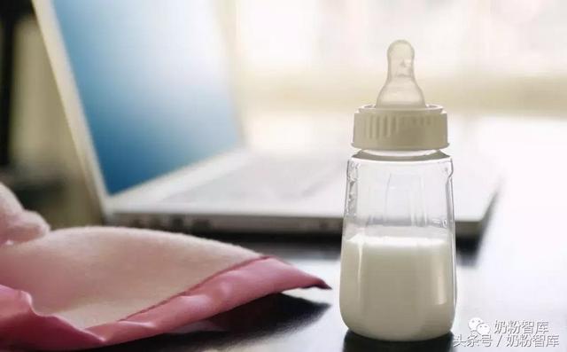 一个月的宝宝一次喝多少毫升奶粉，满月婴儿一次喝多少奶粉（纯奶粉喂养宝宝一个月应喝几听奶粉）