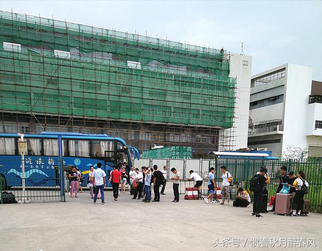 观澜富士康地址，在深圳富士康上班好吗（有人拿着席子坐在厂门口）