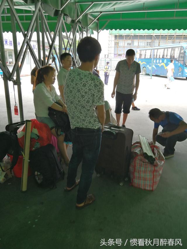 观澜富士康地址，在深圳富士康上班好吗（有人拿着席子坐在厂门口）