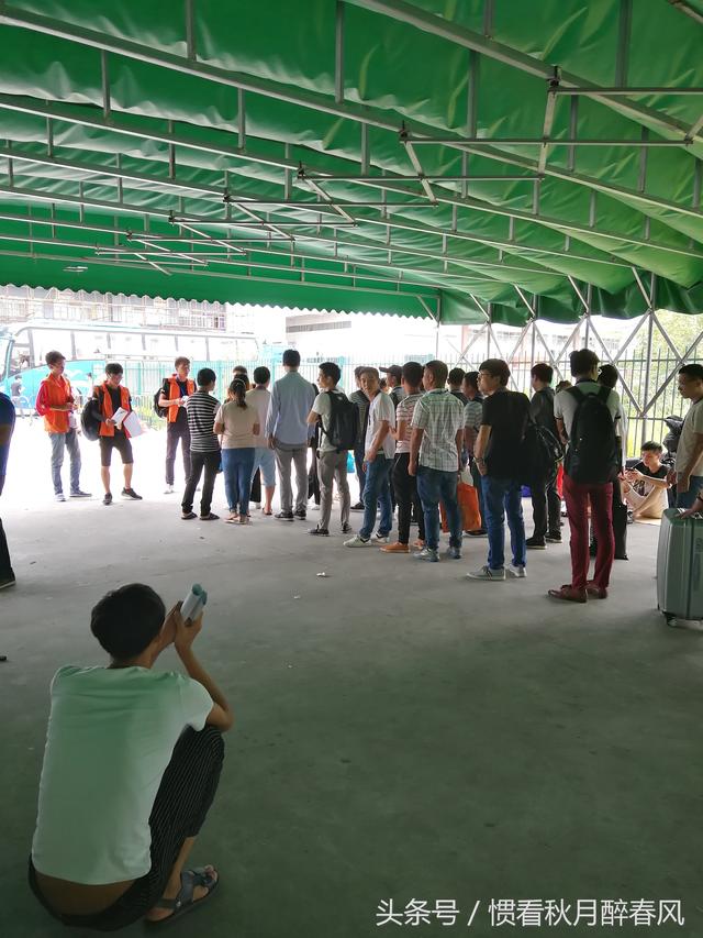 观澜富士康地址，在深圳富士康上班好吗（有人拿着席子坐在厂门口）