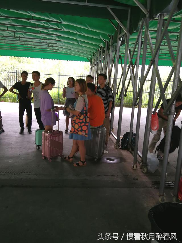 观澜富士康地址，在深圳富士康上班好吗（有人拿着席子坐在厂门口）