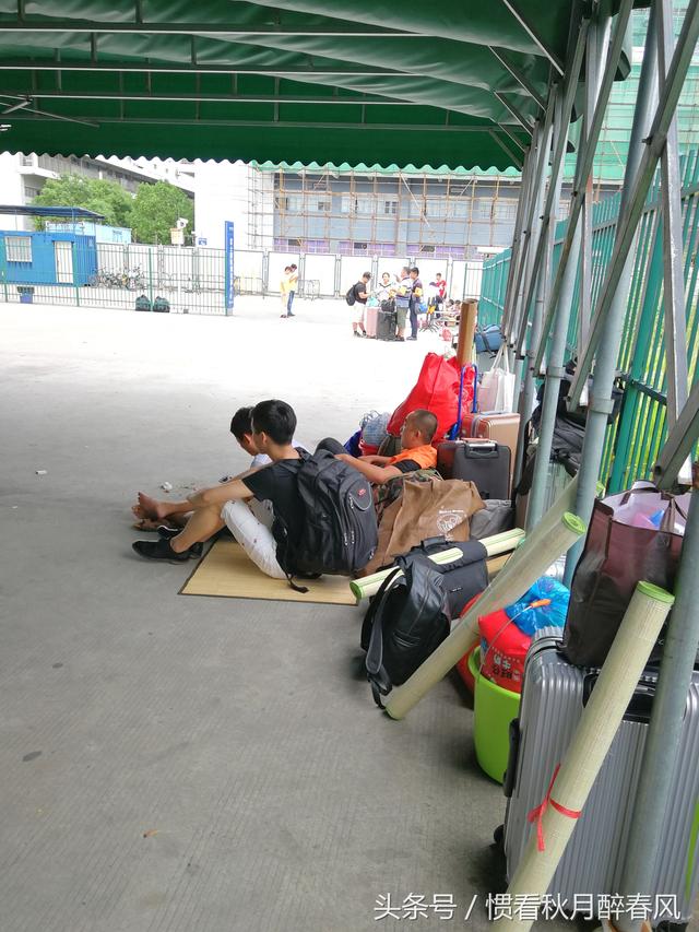 观澜富士康地址，在深圳富士康上班好吗（有人拿着席子坐在厂门口）