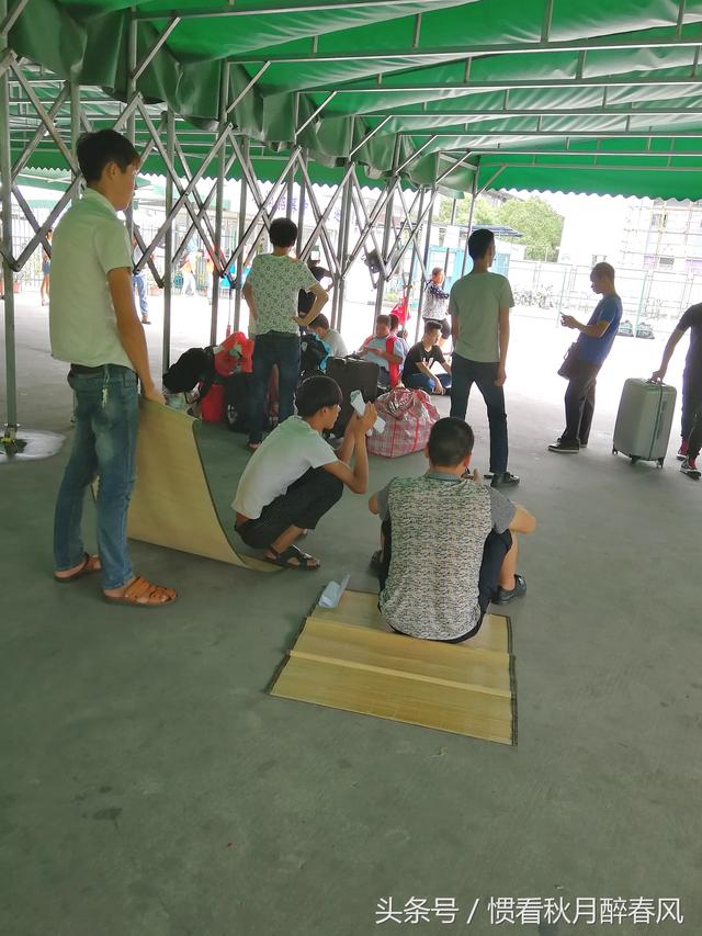 观澜富士康地址，在深圳富士康上班好吗（有人拿着席子坐在厂门口）