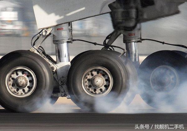 飞机重量是多少，飞机重量是多少（为什么飞机只靠3个小轮子）