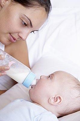 长期躺着喂母乳的危害，新生儿侧躺吃母乳还用拍嗝吗（躺着喂奶最伤宝宝）